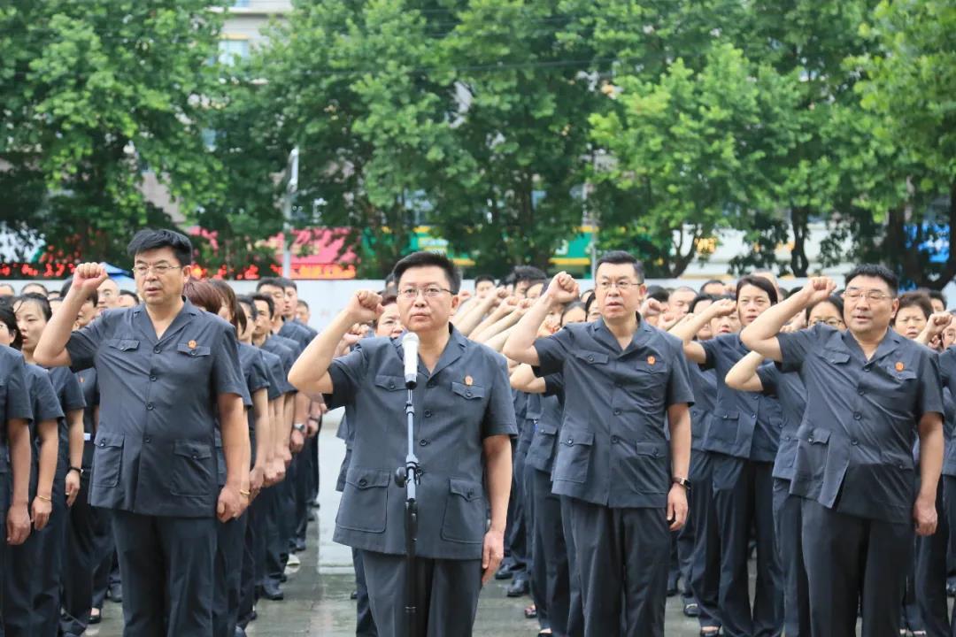 记者：拜仁无意在赛季中途解雇图赫尔，希望他带队完成本赛季